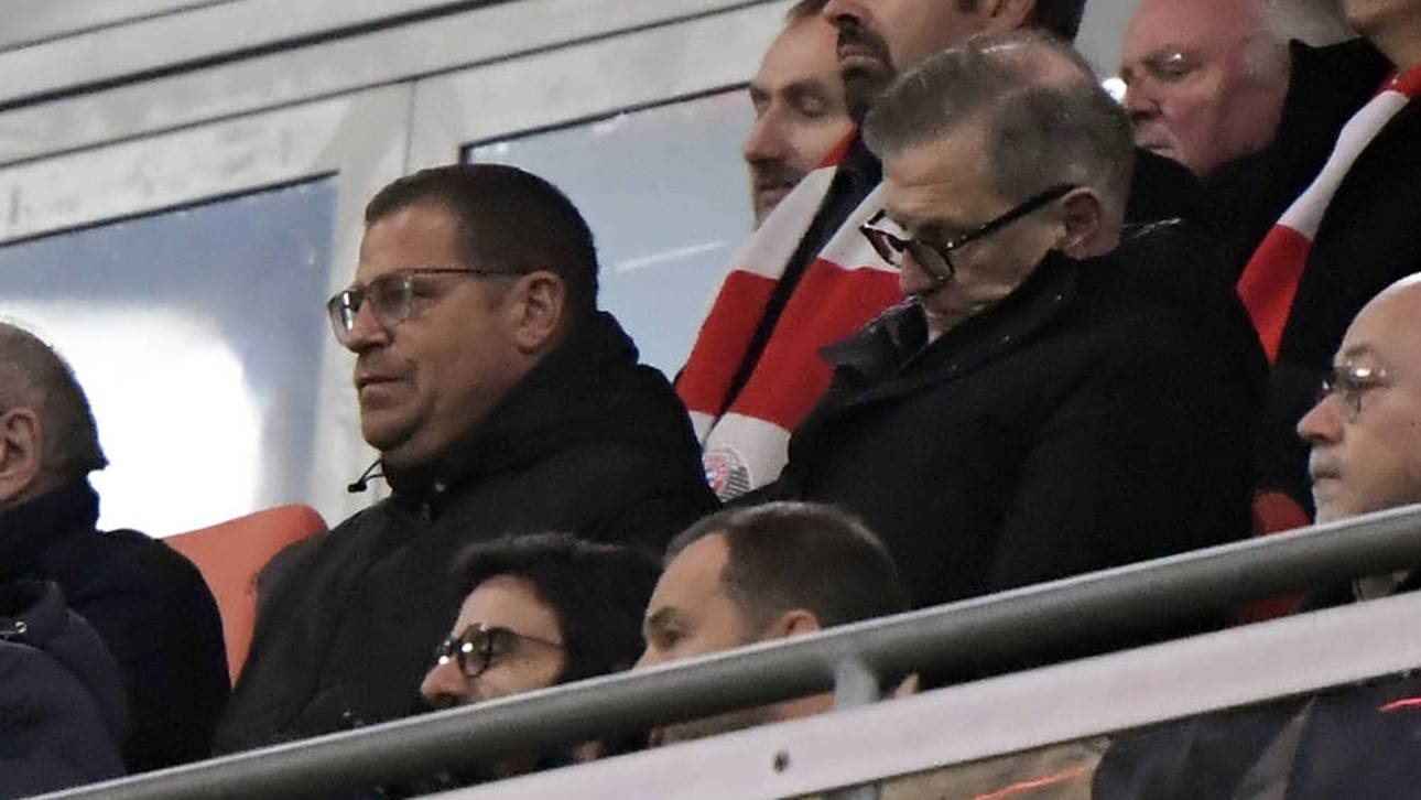 Max Eberl (l.) und Jan-Christian Dreesen blicken wenig begeistert auf die Aktion der Bayern-Fans