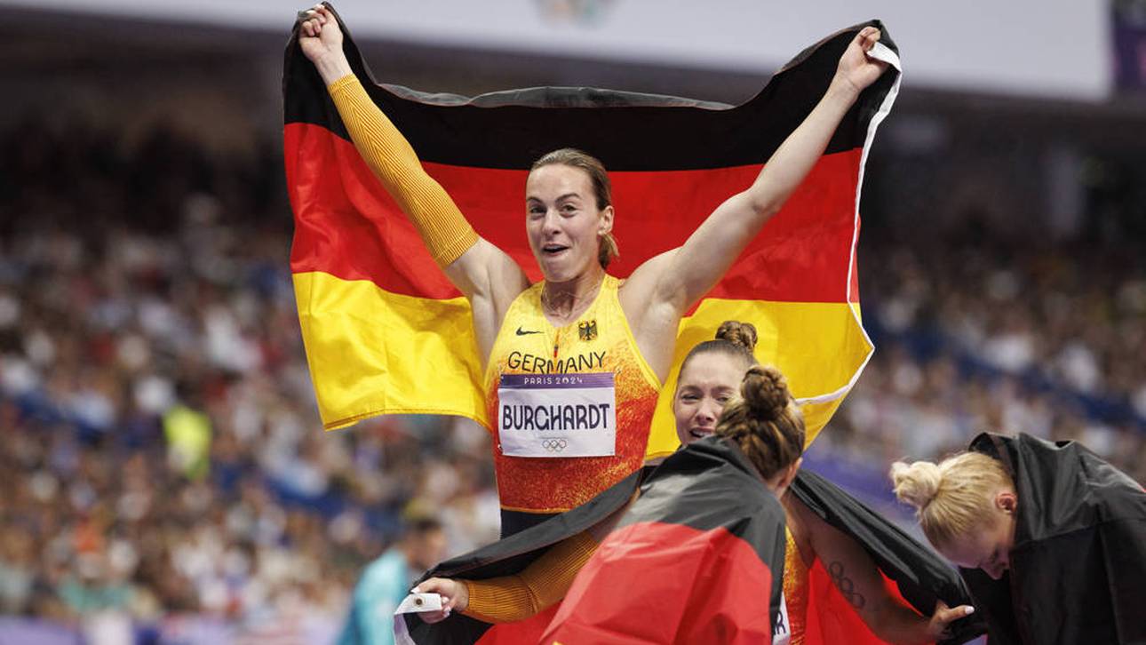 Alexandra Burghardt feiert den Gewinn der Bronzemedaille in Paris