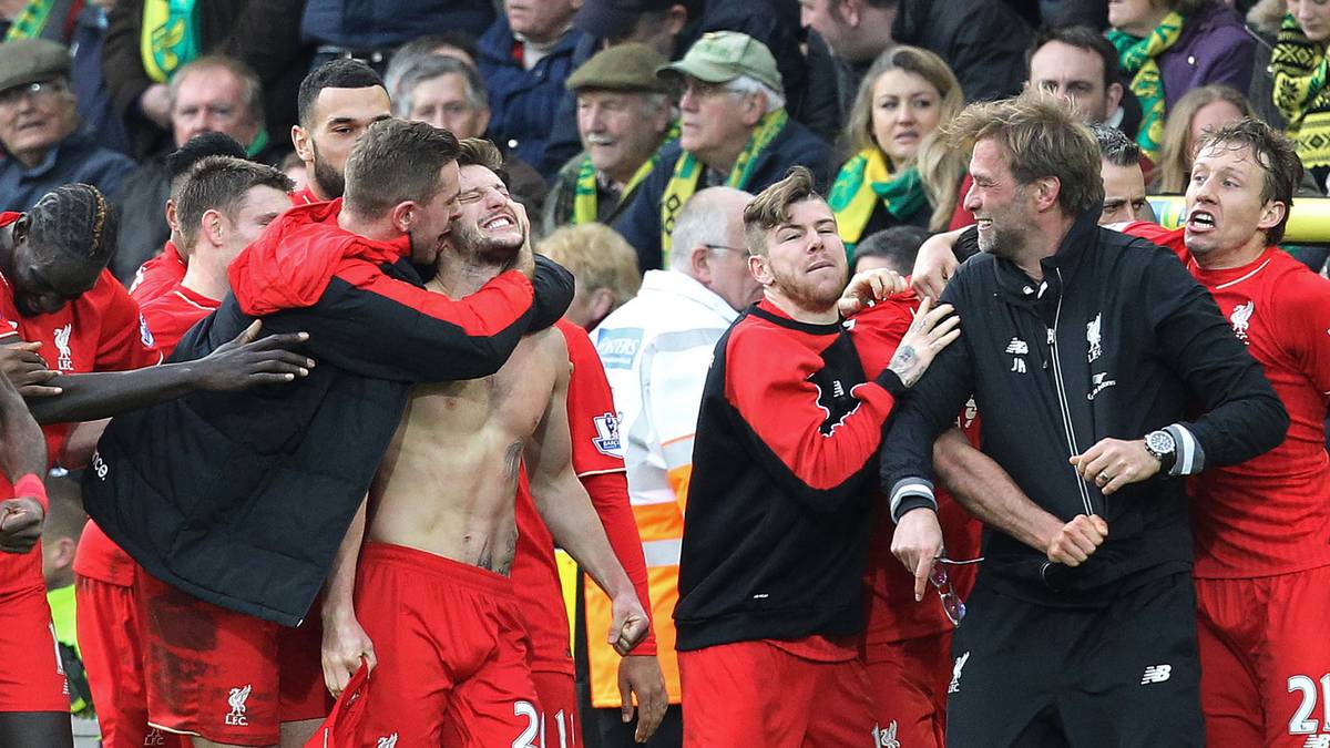 Trotz der Ekstase denkt Klopp immerhin noch daran seine Brille abzusetzen. Trotzdem verliert er in der Jubeltraube seine Sehhilfe und muss später ohne Brille vor die Presse treten