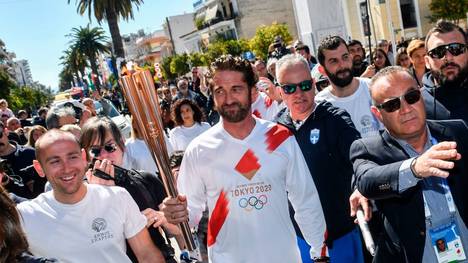 Der britische Schauspieler Gerard Butler trug die Olympische Flamme