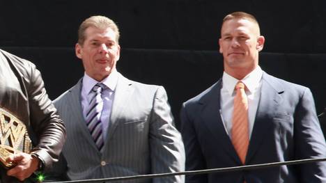 WWE-Boss Vince McMahon (l.) und ihr Topstar John Cena bekommen Konkurrenz vor der eigenen Haustür