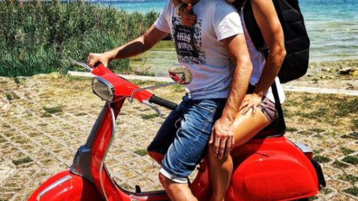 Beim Ausflug auf der Vespa strahlt die Italienerin mindestens genauso hinreißend in die Kamera