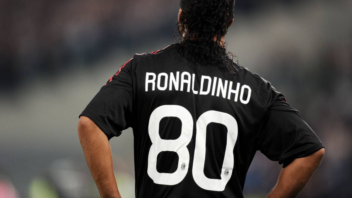 Als Ronaldinho 2008 zum AC Mailand kam, gehörte die Nummer 10 Clarence Seedorf. Also entschied sich der Brasilianer, sein Geburtsjahr auf dem Rücken zu tragen - und löste mit der 80 einen kleinen Trend aus, dem unter anderem Mathieu Flamini (84) und Andrej Schewtschenko (76) folgten