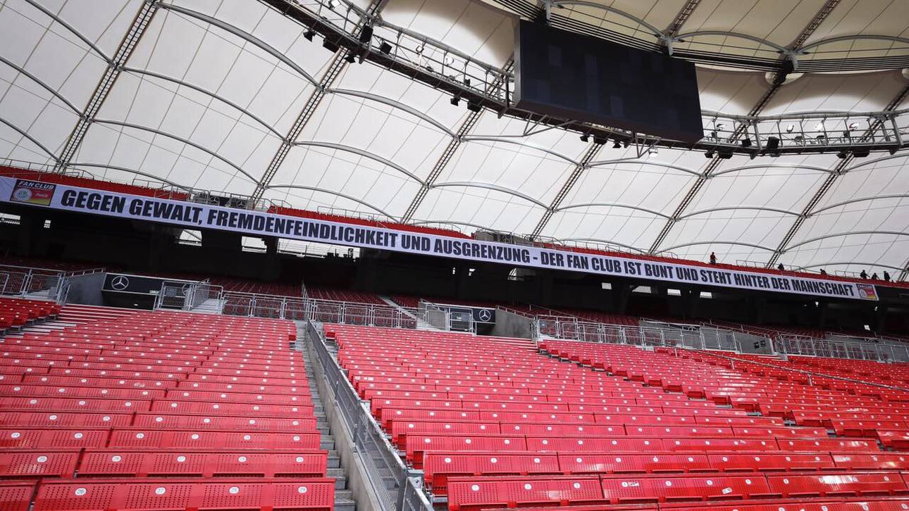 DFB-Fans mit Plakat gegen Gewalt