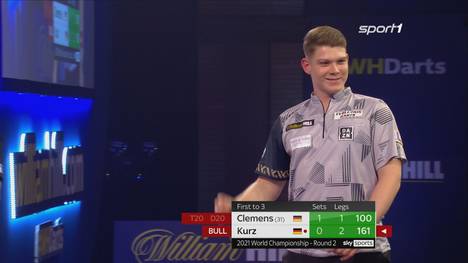 Gabriel Clemens und Nico Kurz liefern sich bei der Darts-WM ein Match der Extraklasse. Nico Kurz nagelt reihenweise Highfinishes ins Brett, Gabriel Clemens gewinnt dennoch.
