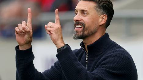 Gibt es noch diese besonderen Typen? Augsburg-Coach Sandro Wagner ist einer - doch seine offensive Außendarstellung fällt ihm in der sportlichen Krise früh auf die Füße.