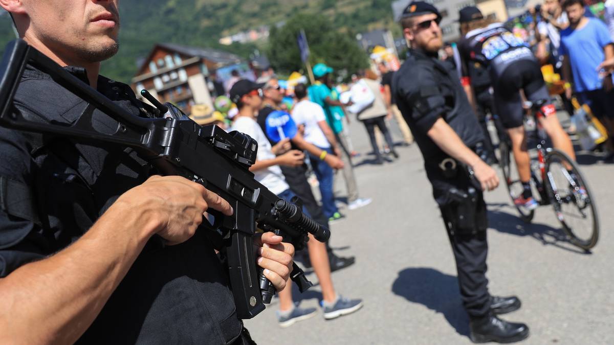 Bewaffnete Sicherheitskräfte stehen zum Schutz der Fahrer an der Strecke