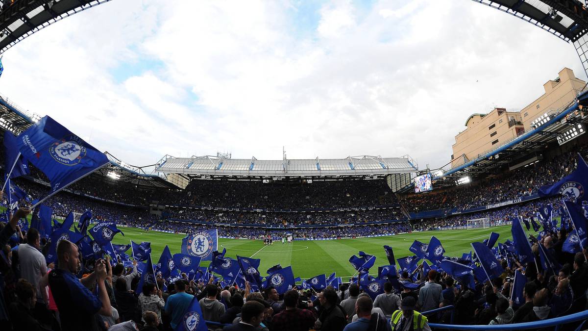 Stamford Bridge, Kapazität: 42.055, Verein: FC Chelsea - Das Stadion an der Stamford Bridge ist das zehntgrößte in England. Hier trägt der FC Chelsea seine Heimspiele aus