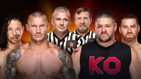 Sami Zayn und Kevin Owens (r.) treffen bei WWE Clash of Champions 2017 auf Randy Orton und Shinsuke Nakamura - in der Mitte: die Ringrichter Shane McMahon und Daniel Bryan