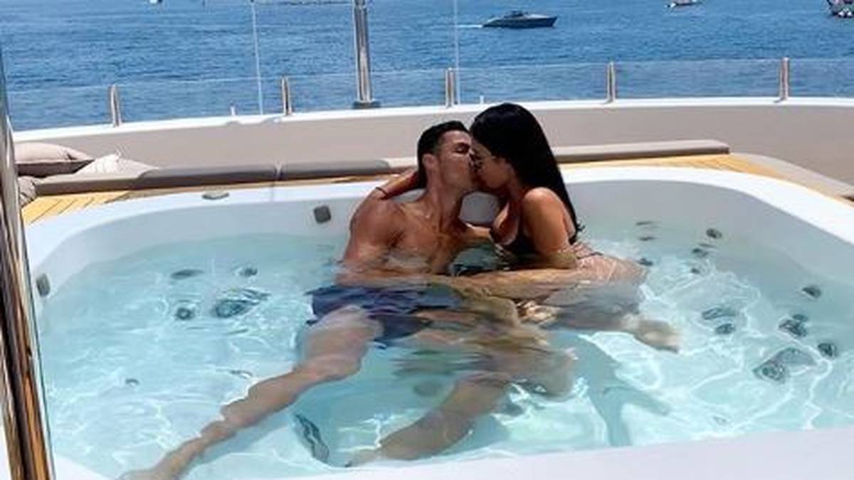 Tolle Sache, so in einer Badewanne auf einem schicken Boot vor der Küste Nizzas: Cristiano Ronaldo lässt es sich küssend mit Freundin Georgina Rodriguez gutgehen 