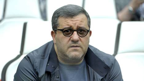 Mino Raiola wird von etlichen Medien für tot erklärt. Bei Twitter dementiert er die Berichte selbst - sein Arzt meldet sich ebenfalls empört zu Wort.