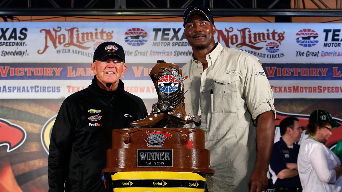 Der fanatische Autofan (hier bei der NASCAR Sprint Cup Series NRA 500) besitzt heute ein Autohaus. Mit seiner Frau hat er vier Kinder, zudem drei weitere aus früheren Beziehungen. Sein Sohn Demetrius Bell spielte in der NFL als Offensive Tackle bei den Buffalo Bills