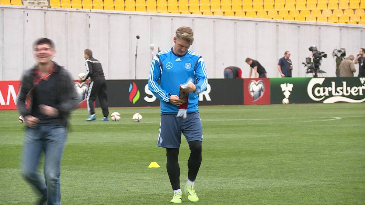 Schweinsteiger entledigt sich vorher noch seines neuen Schals