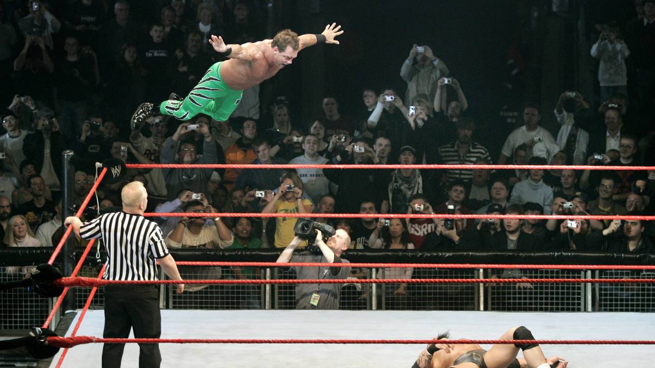 Chris Benoit zeigt seinen Finisher, den Diving Headbutt