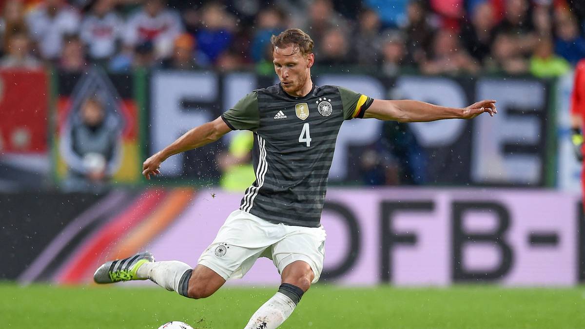 BENEDIKT HÖWEDES (ab 65.): Löst Boateng als Kapitän ab, als die schlimmsten Szenen in der Defensive schon vorbei sind. Mit seiner schnörkellosen Art der richtige Mann bei den Verhältnissen. Ohne Fehler. SPORT1-Note: 3