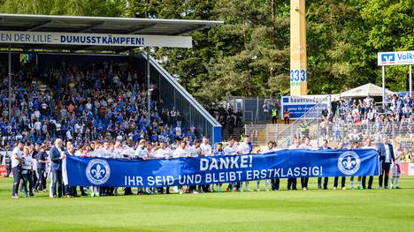 Die Spieler von Darmstadt 98 bedanken sich bei ihren treuen Fans