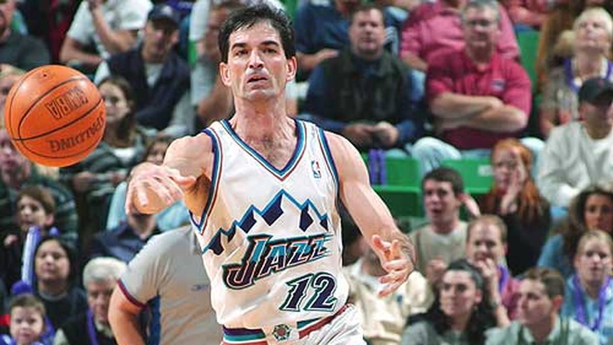 PLATZ 1 - JOHN STOCKTON: Die Nummer eins ist mit gewaltigem Abstand Stockton. Der legendäre Aufbauspieler der Utah Jazz sammelt in 19 Jahren unglaubliche 15.806 Assists. Häufigster Abnehmer ist Karl "Mailman" Malone. Beide gehören der Hall-of-Fame an, gewannen aber nie einen NBA-Titel