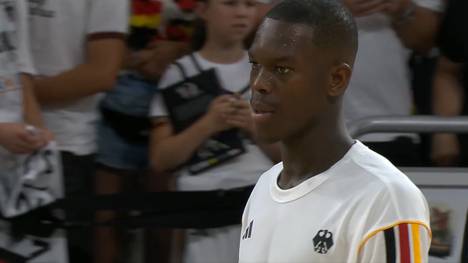 Bei seinem 106. Länderspiel für die deutsche Nationalmannschaft wird Dennis Schröder für eine besondere Marke ausgezeichnet. Dabei applaudiert die ganze Halle dem Weltmeister.