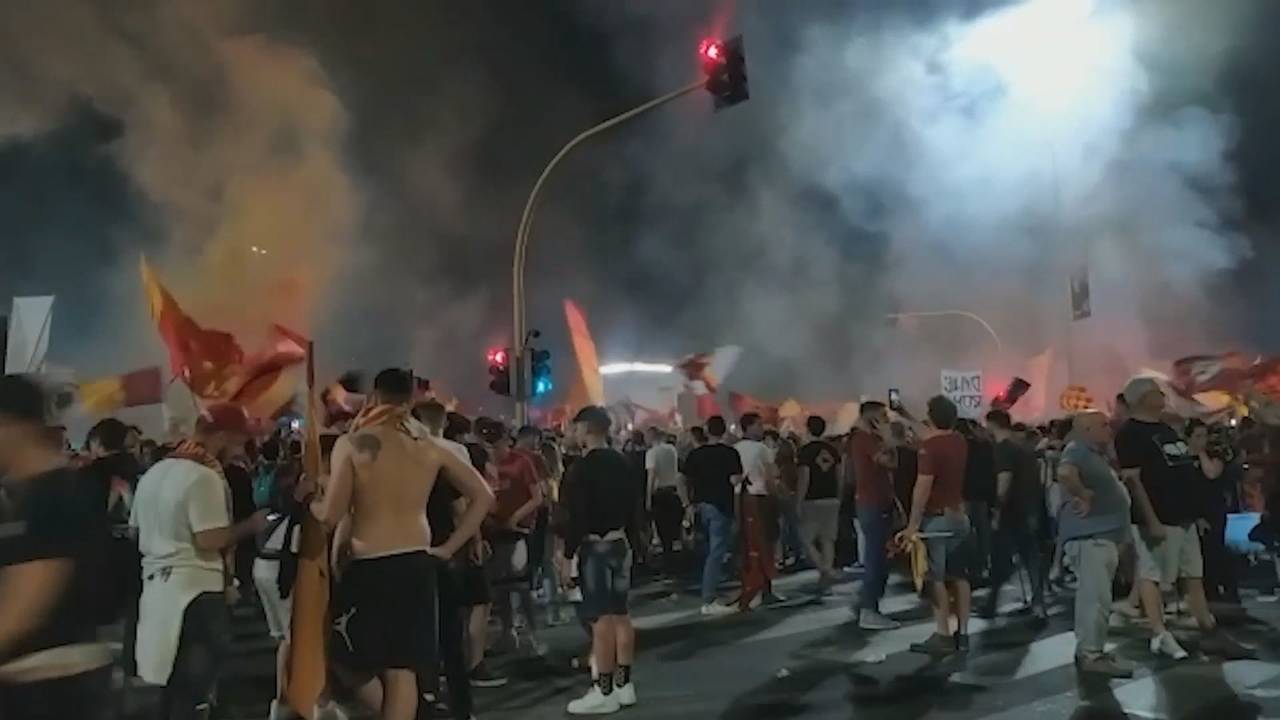 UEFA Conference League: AS Rom-Fans feiern in den Straßen Roms