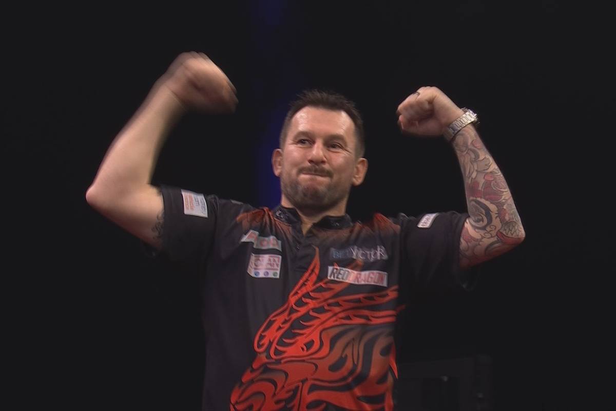 Jonny Clayton gewinnt den neunten Spieltag der Premier League of Darts in Berlin gegen Michael Smith mit 6:4.