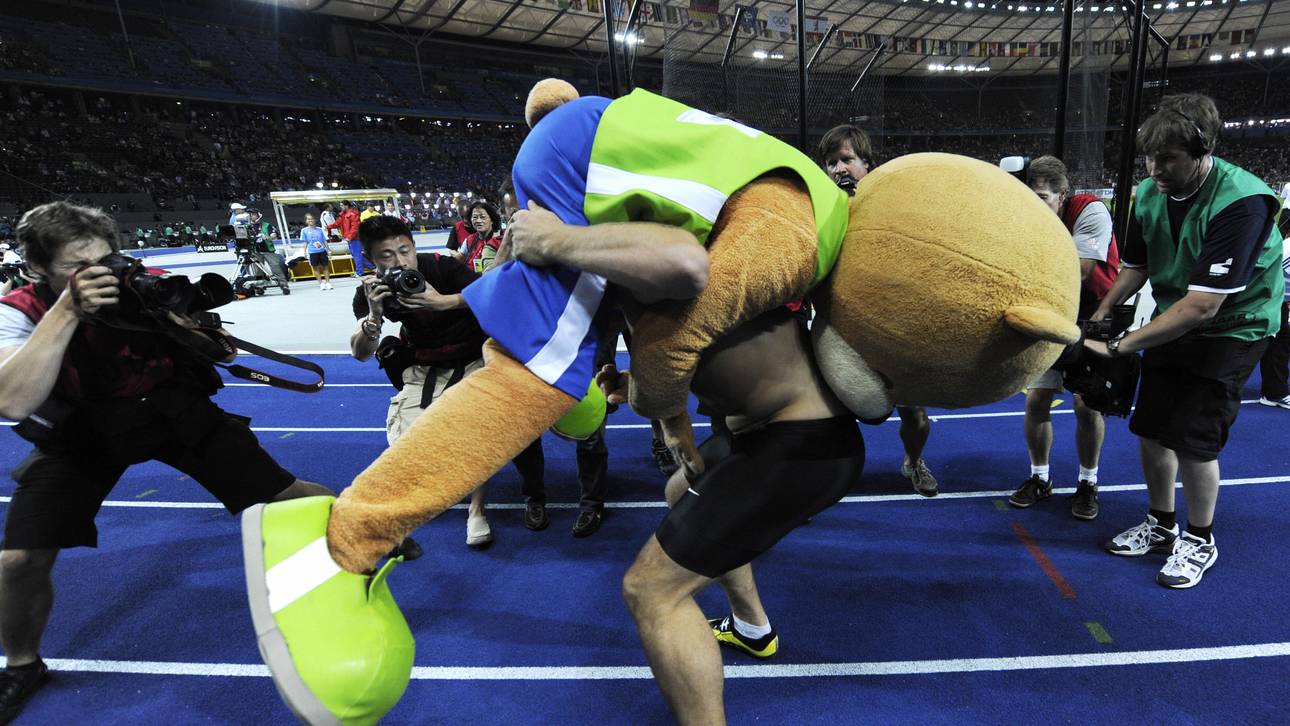 Germany's Robert Harting celebrates winn