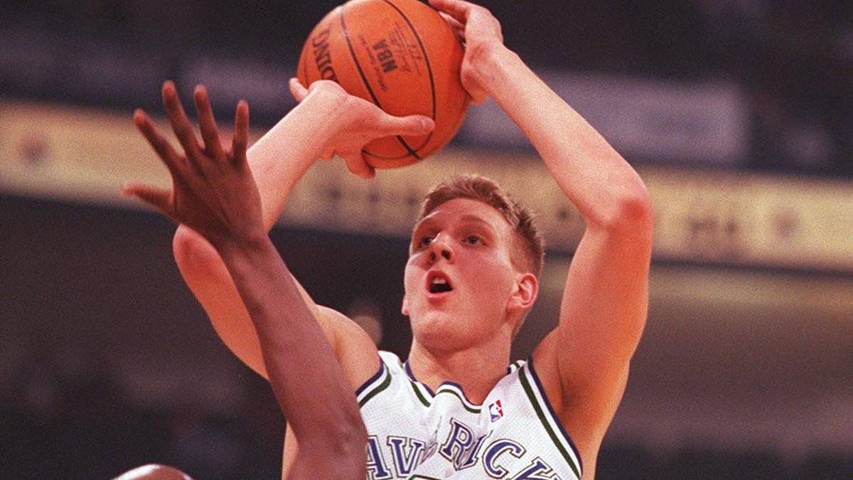 PLATZ 18 - DIRK NOWITZKI (17,5 PER): Nach einer schwierigen ersten Saison aufgrund des NBA-Lockouts kam der Würzburger im zweiten Jahr langsam ins Rollen und legte in 82 Spielen durchschnittlich 17,5 Punkte, 6,5 Rebounds und 2,5 Assists auf. 2011 holte er mit den Mavs den Titel und gilt aktuell als bester Europäer aller Zeiten in der NBA
