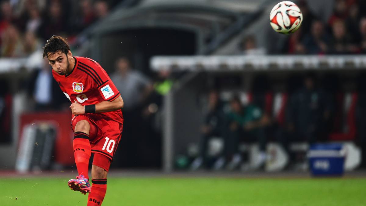 Hakan Calhanoglu: Zuletzt traf der Mittelfeldspieler im Pokal. Sein rechter Fuß ist für Bayer Leverkusen Gold wert. Über Jahre schaute er sich Videos seines Vorbildes an: Juninho