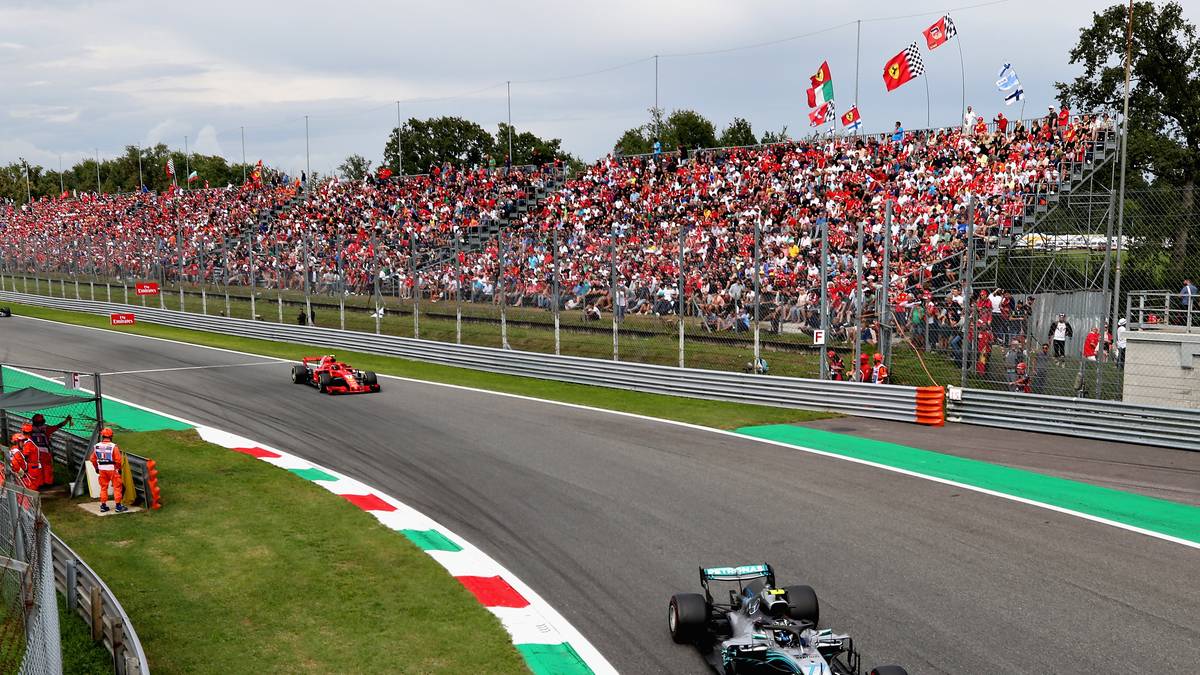 An der Spitze hält Valtteri Bottas seinen Landsmann Kimi Räikkönen auf und verschafft Hamilton so die Chance, wieder näher an den Ferrari-Piloten heranzurücken