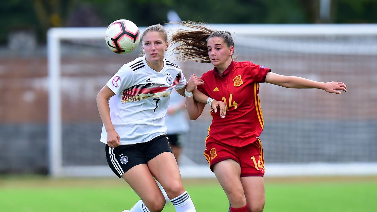 Gegen Belgien traf die Potsdamerin zwei Mal beim 5:0-Sieg, gegen England sorgte sie für das wichtige 1:0 beim 2:1-Sieg. "Wir sind ein richtig gutes Team, mit dem es viel Spaß macht, auf und neben dem Platz zu stehen. Die Stimmung ist sehr gut", erklärt Kössler und fügt an, dass der "Mix aus Alt und Jung" für den Titelgewinn ausschlaggebend sein könnten