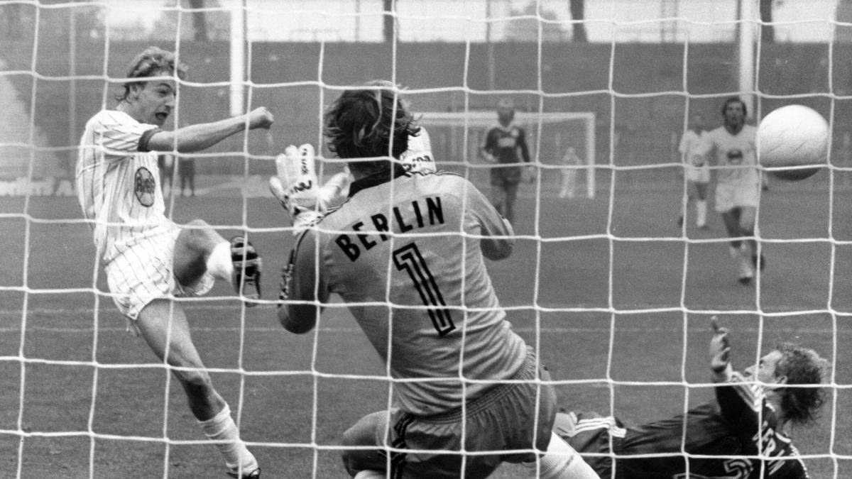 BLAU-WEISS 90 BERLIN (hier Torwart Reinhard Mager): 1 Jahr - zuletzt 1986/87