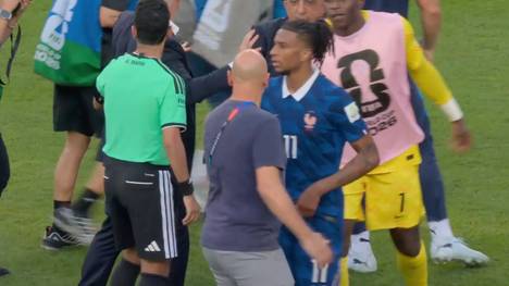 Es war das hitzigste Spiel dieser WM! Frankreich und Paraguay schenken sich im zweiten Achtelfinale nichts und immer wieder kommt es auf dem Platz zu Rudelbildungen. Auch nach dem Schlusspfiff kochen die Emotionen nochmal so richtig hoch.