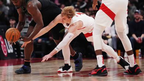 March 5, 2024, Toronto, On, CANADA: New Orleans Pelicans forward Zion Williamson (left) battles for the ball with Toronto Raptors guard Gradey Dick (right) during first half NBA, Basketball Herren, USA basketball action in Toronto on Tuesday, March 5, 2024. Canada News - March 5, 2024 PUBLICATIONxINxGERxSUIxAUTxONLY - ZUMAc35_ 20240305_zaf_c35_102 Copyright: xNathanxDenettex