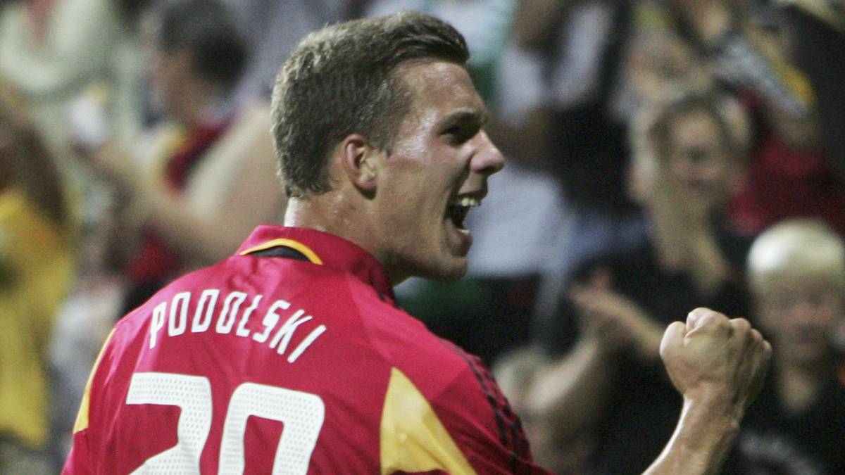 PLATZ 8 - DER HATTRICK: Der Jung-Nationalspieler entwickelt sich zur größten Nachwuchshoffnung im deutschen Fußball. Im September 2005 markiert er seinen ersten Hattrick