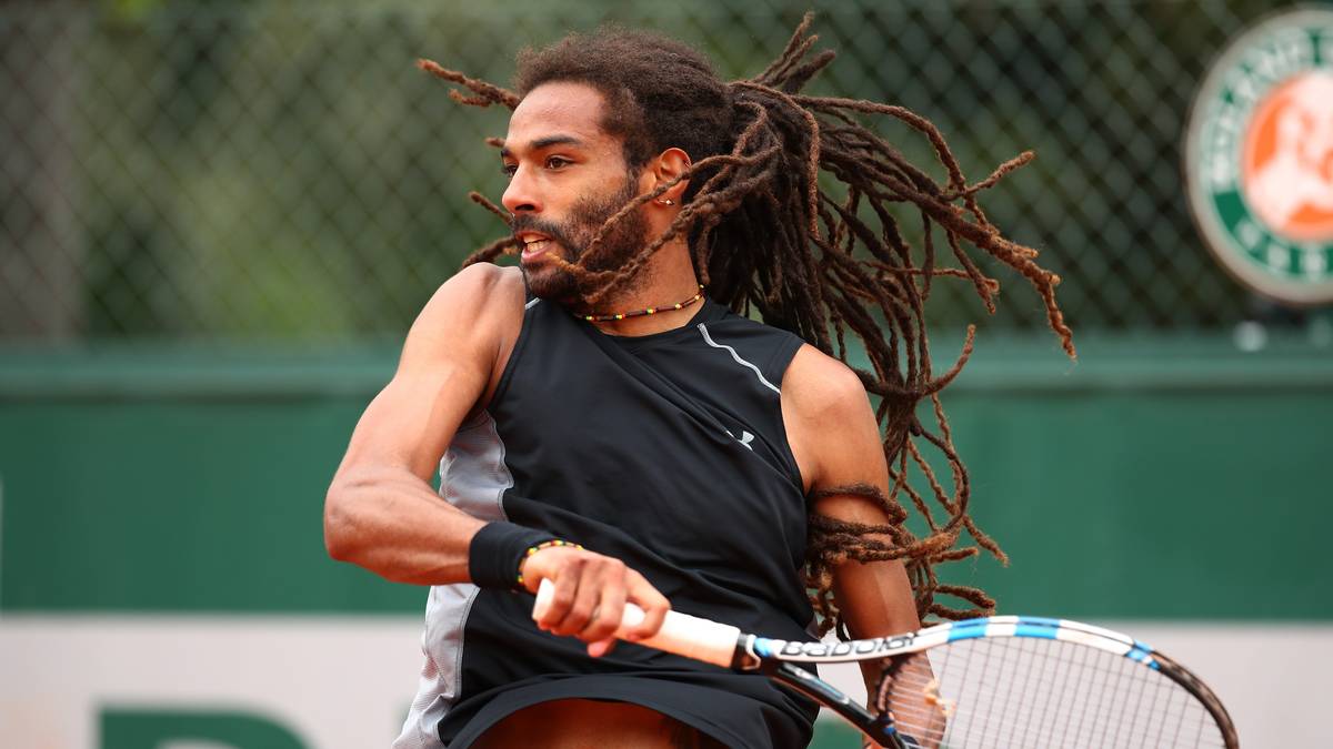 Dustin Browns Markenzeichen ist seine Haarpracht. Beim Schlag flattern die Dreadlocks des Deutsch-Jamaikaners  in  sein Gesicht