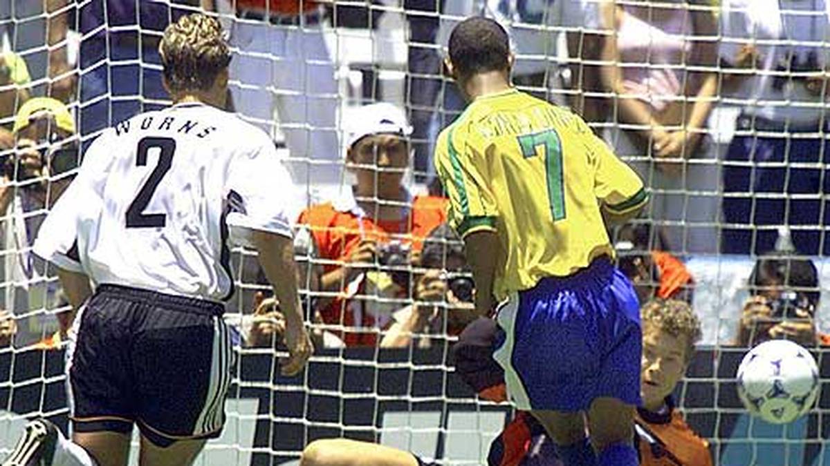 Beim Gold-Cup 1999 in Mexiko kommt Deutschland mit 0:4 gegen Brasilien unter die Räder. Der damals noch blutjunge Ronaldinho trifft gegen Jens Lehmann und Christian Wörns
