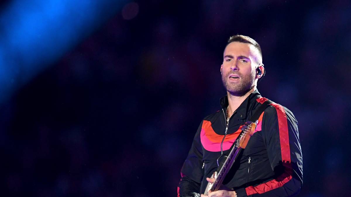 Aber nach und nach müssen die Klamotten natürlich weg - das Publikum will ja was sehen für sein Geld. Erst fliegt das Jackett...