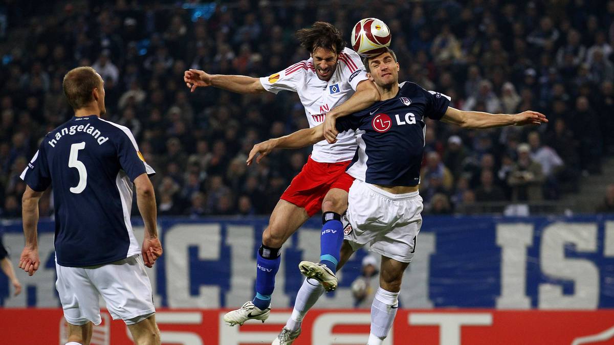 UEFA-CUP 2010: Klubidol Uwe Seeler trägt vor dem Final in Hamburg den Pott aufs Spielfeld - nur der HSV darf nicht mitspielen. Die Hanseaten müssen beim Finale zuschauen, weil sie im Halbfinale gegen den FC Fulham mit 1:2 und 0:0 rausfliegen. Nur ein Tor gegen die Londoner ist für den HSV um Ruud van Nistelrooy zu wenig
