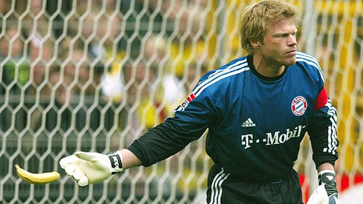 Ein häufiges Bild: Kahn entfernt Bananen aus dem Strafraum, eine Standard-Beleidigung gegnerischer Fans, die damit sagen wollte, dass Kahn sie in seinem Auftreten an einen Affen erinnerte. Kahn wandelte die negative Energie aber immer wieder in Motivation um, es seinen Kritikern zu zeigen. Weiter, immer weiter