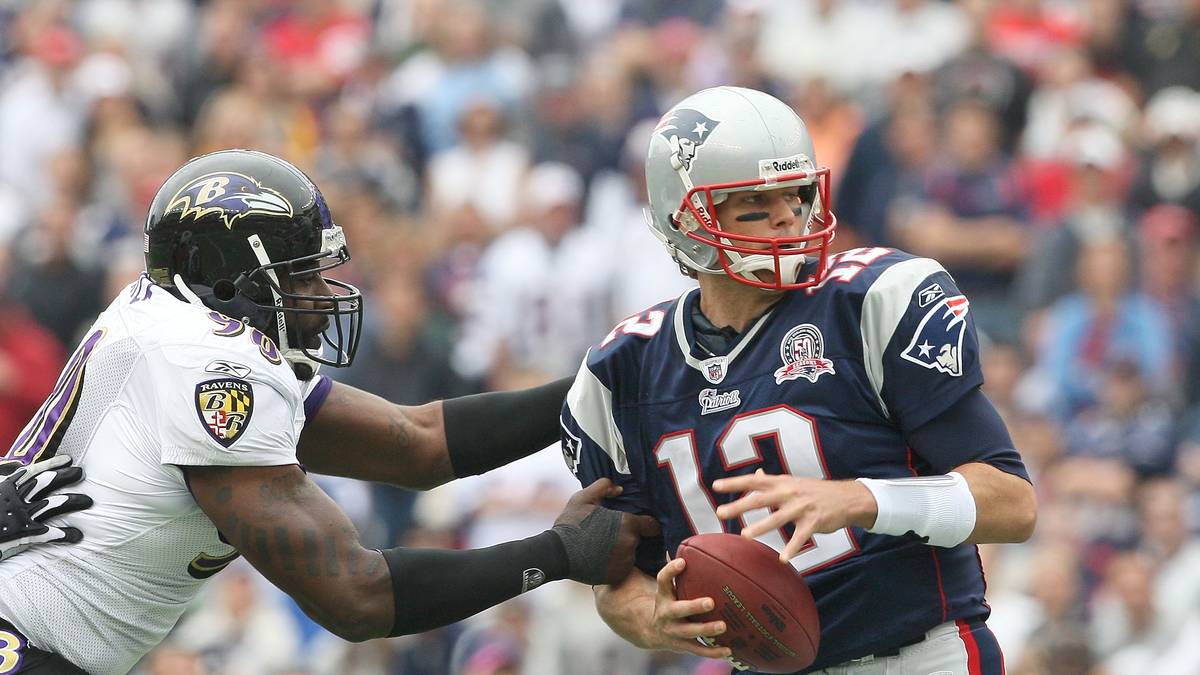 Nach seiner schweren Verletzung wird Brady von der NFL zum "Comeback Player oft he Year" gewählt. In den Playoffs kann der Spielmacher aber nicht wie gewohnt glänzen. Gegen die Ravens wirft Brady im ersten Viertel drei Interceptions und ist maßgeblich für die Pats-Pleite verantwortlich