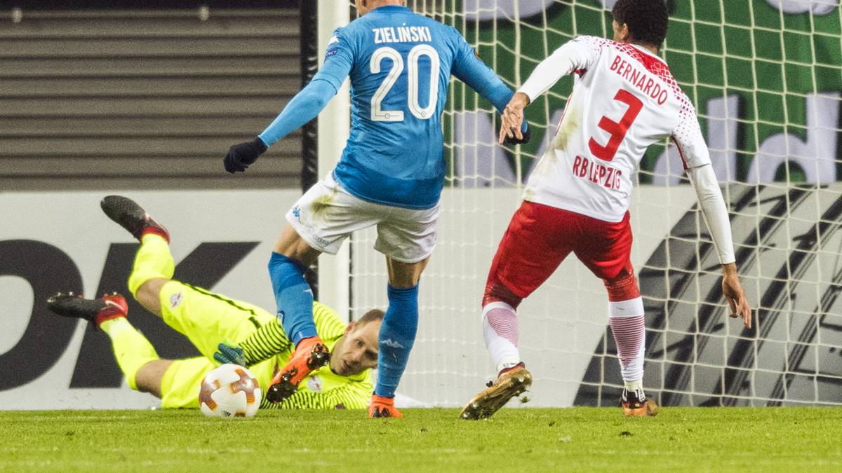 PETER GULACSI: Beim ersten Gegentor unglücklich, als er den Ball nur nach vorne abklatschen konnte. Beim 0:2 von seinen Vorderleuten im Stich gelassen, strahlte ansonsten in der hekitschen Schlussphase Ruhe aus - SPORT1-Note: 4