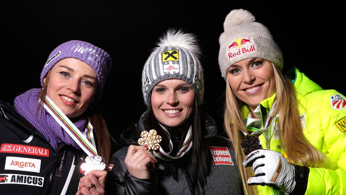 Geehrt wurden Tina Maze (Silber), Anna Fenninger (Gold), and Lindsey Vonn (Bronze), die drei besten des WM-Auftaktrennens.