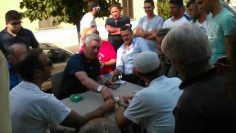 Carlo Ancelotti spielt auf der Piazza Karten