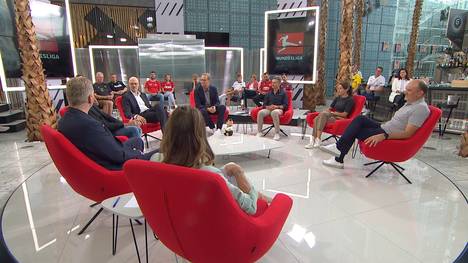 Die Runde des STAHLWERK Doppelpass diskutiert über den Plan der FIFA, die Fußball-WM alle zwei Jahre durchzuführen und sind schnell einer Meinung. 