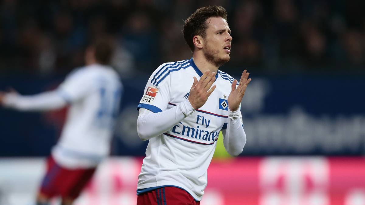 und Verzweiflung bei Nicolai Müller: Die Partie zwischen dem HSV und dem FC Augsburg ist vor der Pause alles andere als ein fußballerischer Leckerbissen