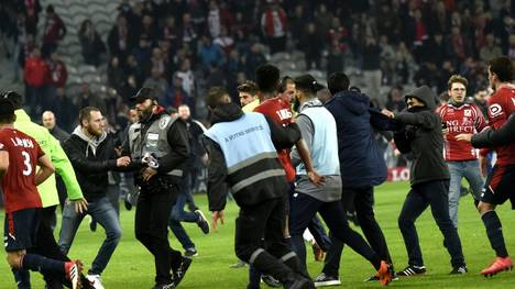 Der Platzsturm beim Derby RC Lens gegen den OSC Lille