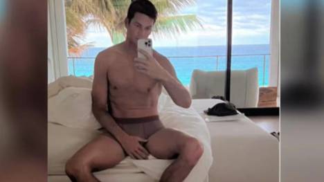 Tom Brady zieht sich nach seiner Pensionierung aus. Der ehemalige Quarterback der Tampa Bay Buccaneers posiert in einem Paar brauner Boxershorts aus seiner Athleisure-Linie Brady Brand auf einem Selfie.
