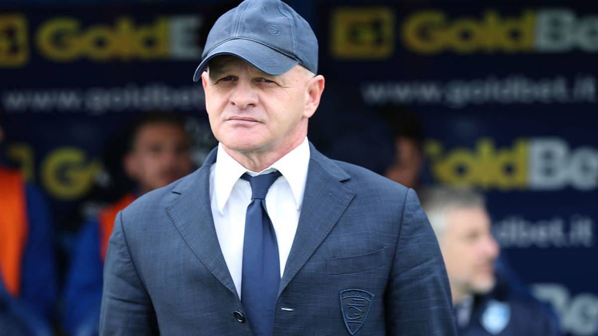 Der Ex-Mittelfeldspieler lief zwischen 1989 und 1994 für Florenz auf. 2002 startete er dann seine Trainerkarriere und betreute seither unter anderem Sampdoria Genua, US Palermo, Udinese Calcio und Sassuolo Calcio