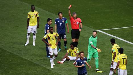 Carlos Sanchez (sitzend) hat nach seiner Roten Karte im ersten WM-Spiel Morddrohungen erhalten