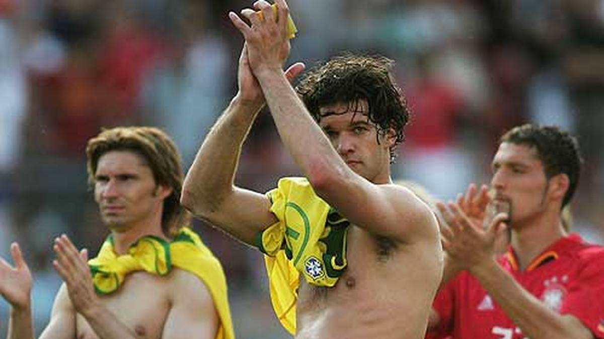 Beim Confed-Cup 2005 stehen sich die beiden Teams zum bislang letzten Mal in einem Pflichtspiel gegenüber. In einer flotten Partie verliert Deutschland mit 2:3. Die Treffer von Michael Ballack (M.) und Lukas Podolski werden überboten von Ronaldinho sowie einem Doppelpack Adrianos