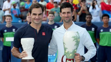 Novak Djokovic (r.) besiegte Roger Federer in zwei Sätzen